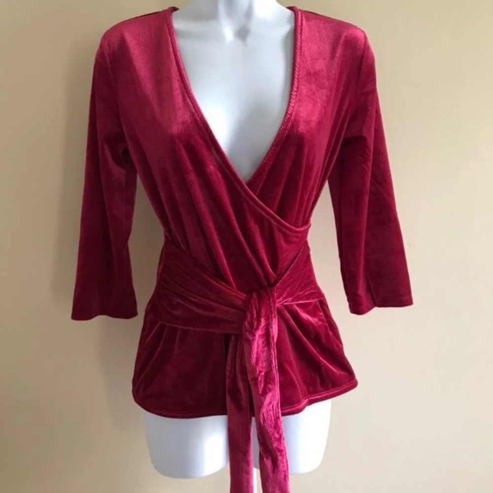 Express Women Medium Wrap Blouse
Tag size - M
Smoke free home